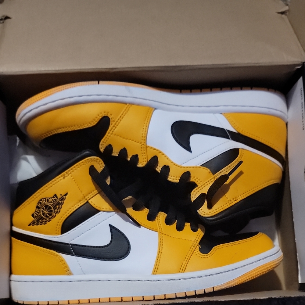 AIR JORDAN 1 MID - Size 9 (Mens)